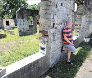  ?? Arkansas Democrat-Gazette/STATON BREIDENTHA­L ?? Realtor Tony Curtis overlooks an unfinished structure last week at 305 W. 13th St. in Little Rock. Curtis helped sell the property to Todd Raney, who plans to develop it into his new home.