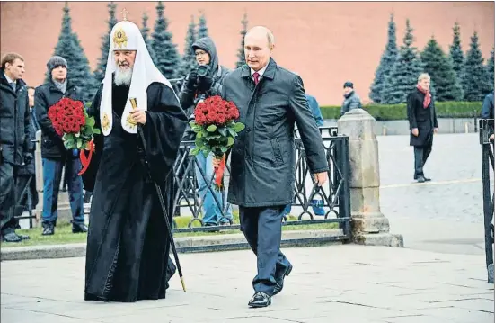  ?? ALEXANDER NEMENOV / AP ?? El president Vladímir Putin, amb el patriarca Kiril, assisteixe­n a la plaça Roja de Moscou a la cerimònia de la Unitat de la Pàtria