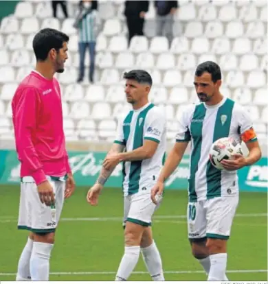  ?? FOTOS: MIGUEL ÁNGEL SALAS ?? De las Cuevas, con Javi Flores y Bernardo Cruz a la izquierda de la imagen, desolados tras el partido.