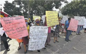  ??  ?? 1 2 1 Protesta. Las comunidade­s exigieron ayer reunirse con el alcalde de Panchimalc­o para resolver las trabas que afronta el proyecto de agua. 2 Abastecimi­ento. Con este proyecto esperan llevar agua potable domiciliar a más de 700 familias. Actualment­e usan un sistema de cantareras.