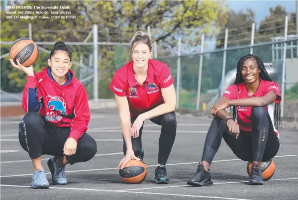  ?? Picture: PETER RISTEVSKI ?? FIRM FRIENDS: The Supercats’ Opals squad trio Zitina Aokuso, Sara Blicavs and Ezi Magbegor.