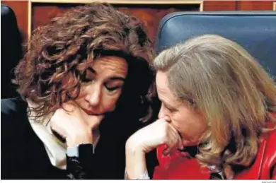  ?? ARCHIVO ?? María Jesús Montero y Nadia Calviño conversan en el Congreso de los Diputados.