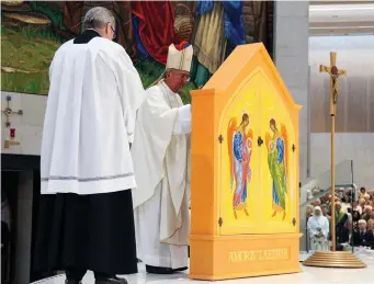  ??  ?? Archbishop Diarmuid Martin blessing the Icon at the launch of the one-year countdown to the World Meeting of Families 2018. Photo: John McElroy