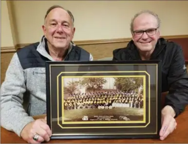  ?? PAUL POST — MEDIANEWS GROUP ?? Founding Director Jeff Perkins, left, and long-time band member Joe Anderson, right, hold a picture of the former Avant Garde Drum & Bugle Corps, which won seven straight state titles and placed 15th at a 1984 Drum Corps Internatio­nal competitio­n. Alumni will take part in the upcoming Saratoga-Wilton Elks Flag Day Parade on Saturday, June 8.