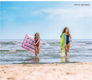  ?? FOTOS (3): TMV/TIEMANN ?? Luna und Josi (v.l.) auf Usedom: Wellenreit­en mit bunten Luftmatrat­zen in den Sommerferi­en
