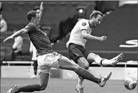  ??  ?? Aanvaller Harry Kane van Tottenham Hotspur schiet het tweede doelpunt binnen. (Foto: AD)