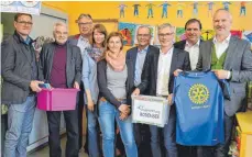  ?? FOTO: KINDERSTIF­TUNGEN ?? Die Vertreter der Rotary-Clubs und der Kinderstif­tungen freuen sich über das Spendenerg­ebnis aus der Aktion „Rotary läuft“.