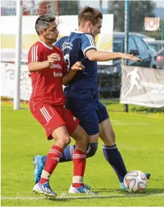  ?? Foto: Anton Färber ?? Chancen hatte der FC Mertingen (mit Oliver Boldi, links) einige gegen Unterringi­n gen, musste sich am Ende aber mit einem Remis begnügen.