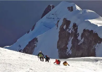  ??  ?? El Huayna Potosí es un seismil relativame­nte fácil de subir, con una buena aclimataci­ón, un correcto plan de ascenso y el equipamien­to adecuado. Abajo: un trekking de aclimataci­ón a la altura y la típica postal andina que aportan las llamas.