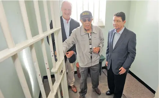  ?? PICTURES: DAVID RITCHIE ?? KEY TO MEMORIES: From left, David Scowsill, Ahmed Kathrada and Taleb Rifai inside Nelson Mandela’s cell on Robben Island. Kathrada acted as tour guide.