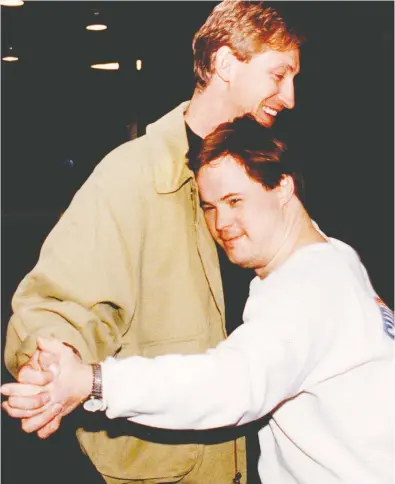  ?? POSTMEDIA NEWS FILES ?? Joey Moss hugs his good friend and then-L.A. Kings-captain Wayne Gretzky in 1993 in Edmonton.