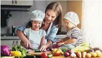  ??  ?? Zeigen Sie Ihren Kindern, dass Kochen Spaß macht und gesundes Essen schmeckt