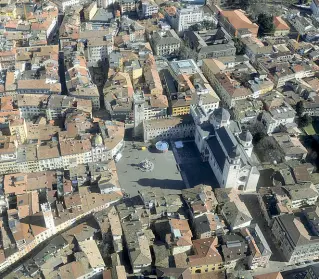  ??  ?? Capoluogo Il centro di Trento. Sono numerosi i negozi che puntano tutto sulla qualità