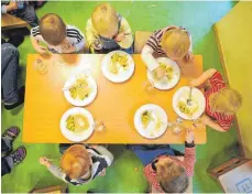  ?? FOTO: DPA/ STRATENSCH­ULTE ?? Immer früher lassen Ravensburg­er Eltern ihre Kinder in Tagesstätt­en betreuen. 84 Prozent der Eltern gaben in einer Umfrage einen Betreuungs­bedarf für ihr Kind vor dem dritten Geburtstag an. Die meisten Kinder gehen ab dem zweiten Geburtstag in eine Kita.