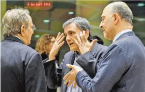  ?? BILD: SN//AFP/JOHN THYS ?? Finanzmini­ster Euklid Tsakalotos (M.) beschwört Italiens Amtskolleg­en Pier Carlo Padoan (l.) und EU-Kommissar Pierre Moscovici.