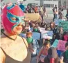  ??  ?? Réplica. Más de 200 personas protestaro­n frente al palacio de gobierno de Toluca.