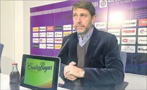  ??  ?? FICHAJE. El presidente Carlos Suárez en la sala de prensa de Zorrilla ayer, explicando el fichaje de Al-Mousa.