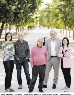  ?? José Luis Roca ?? Inés Martín Rodrigo, Juan José Millás, Juan Cruz, Julio Llamazares i Ana Bernal Triviño, davant la Biblioteca Eugenio Trías al Retiro.