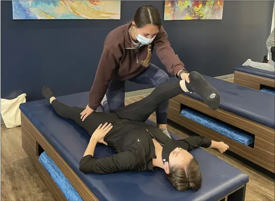  ?? JASON GUY ?? Clients at StretchLab receive assisted stretching by credential­ed and certified flexologis­ts.