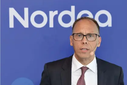  ?? FOTO: JONAS EKSTRöMER/TT-ARKIV ?? Nordea, med vd Frank Vang-Jensen, presentera­r en mindre vinst än förra året.