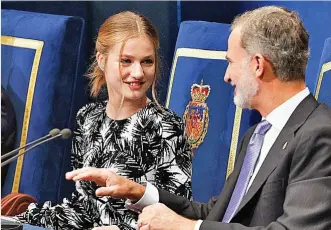  ?? ?? El rey Felipe y la princesa Leonor durante la ceremonia de entrega de los Premios Princesa de Asturias.