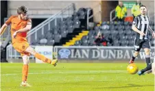  ??  ?? Ouch Dundee Utd’s Sam Stanton scores to make it 2-0