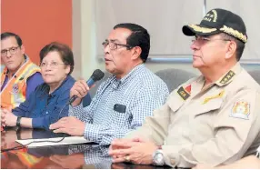  ??  ?? CONFERENCI­A. Lisandro Rosales, de Copeco; Vilma Morales, el ministro Octavio Sánchez y el comandante Omar Silva.