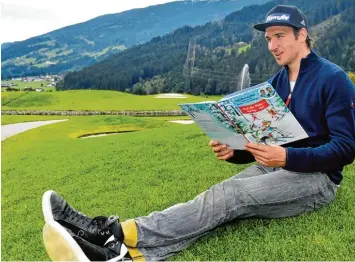  ?? Foto: Kerstin Joensson, dpa ?? Alpine Dichterles­ung in Sicherheit und Frieden: Felix Neureuther gestern beim Medientag des Deutschen Skiverband­es mit dem von ihm verfassten Kinder Skibuch.