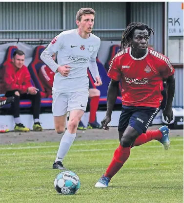  ?? FOTO: MARKUS VAN OFFERN (ARCHIV) ?? Kisolo Deo Biskup (am Ball)
kommt vom 1. FC Kleve zu
rück zu den Sportfreun­den
Baumberg.