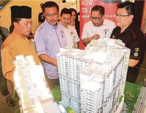  ??  ?? DARI kiri, Abdul Rahim, Abd Latif, Kamaruzzam­an, Abdul Jalil Hamid dan Dr Vincent Tiew pada Majlis Pelancaran My Rumah Property Showcase di Komtar JBCC Johor Bahru.