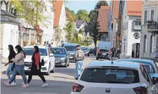  ?? FOTO: STEFFEN LANG ?? Der in Spitzenzei­ten starke Verkehr macht Fußgängern das Überqueren der Straße nicht immer einfach.