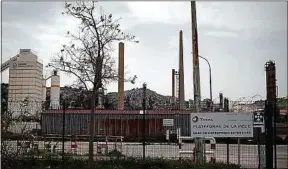  ??  ?? La raffinerie Total de La Mède (Bouches-du-Rhône), le 16 avril 2015.
