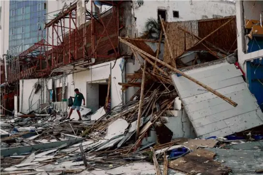  ?? RODRIGO OROPEZA/AFP VIA GETTY IMAGES ?? Hurricane Otis killed at least 27 people when it lashed Mexico’s beach city of Acapulco as a Category 5 storm on Wednesday.