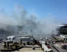  ?? © RIPRODUZIO­NE RISERVATA ?? La zona della discarica di Malagrotta invasa dal fumo dell’incendio nella discarica