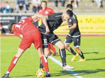  ?? FOTO: JOSEF KOPF ?? Den Ball immer im Blick behalten: Wangens Michael Schmid (links) und Bergs Sandro Caltabiano.