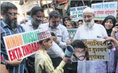  ??  ?? Members of Muslim community stage a protest against AIMIM leader and former MLA Waris Pathan at Bhendi Bazaar in Mumbai on Saturday. —BL Soni