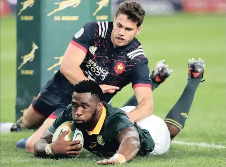  ??  ?? POWER PLAY: Springbok flank Siya Kolisi scores a try during yesterday’s win over the French at Kings Park Stadium in Durban.