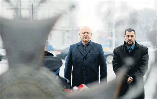  ?? JAKUB KAMINSKI / EFE ?? Joachim Brudziski (izquierda) y Matteo Salvini (derecha), depositand­o ayer flores ante la Tumba del Soldado Desconocid­o de Varsovia