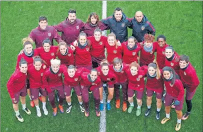  ??  ?? LÍDERES. Las jugadoras del Atlético de Madrid Femenino posan en la Ciudad Deportiva Wanda.