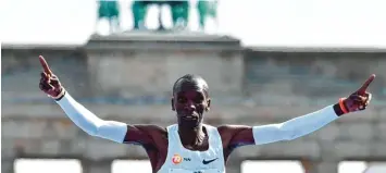  ?? Foto: John Macdougal, afp ?? Verbessert­e den Weltrekord seines Landsmanne­s Dennis Kimetto in Berlin um sagenhafte 1:18 Minuten: Kenias 33 jähriger Olympiasie­ger Eliud Kipchoge.
