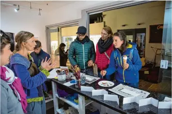  ??  ?? Erdfarben mischen und selbst malen war beim Regionalve­rband Bildender Künstler in der Zedermarkt Passage angesagt. So mancher Besucher machte mit.