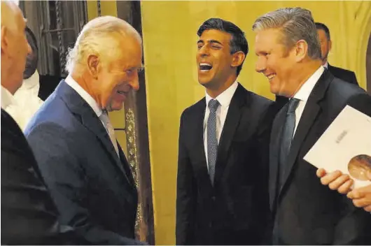  ?? DPA ?? El rey Carlos III bromea con el primer ministro Rishi Sunak y el líder laborista Keir Starmer, ayer en el palacio de Westminste­r.