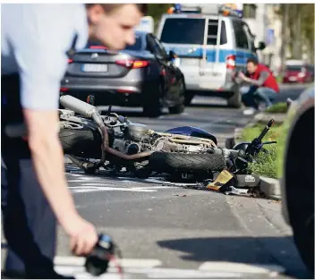  ?? FOTO: DAVID YOUNG/DPA ?? Ein Polizist markiert eine Spur nach einem Motorradun­fall.