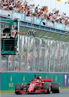  ?? (Ap, Getty Images) ?? Leader Sebastian Vettel, 30 anni, passa vittorioso sul traguardo di Melbourne: la Ferrari è partita bene nel Mondiale 2018