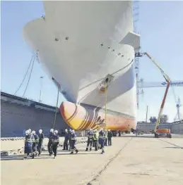  ??  ?? Trabajador­es en un astillero de Navantia. (( bre la economía de más de 3.000 millones de euros.
NAVANTIA