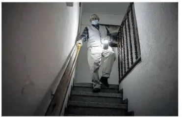  ??  ?? Juan Pérez baixa les escales que porten al seu dormitori amb una llanterna.