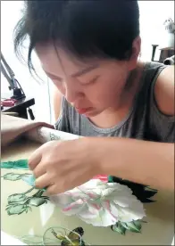  ?? HUANG ZHILING / CHINA DAILY ?? Peng Lin, a 29-year-old Sichuan-style embroidery artist, does needlework in Chengdu, Sichuan province, on Monday.