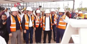  ?? ?? l El gobernador Alfonso Durazo realizó ayer un recorrrido por el nuevo Hospital General de Navojoa, acompañado de funcionari­os federales.
