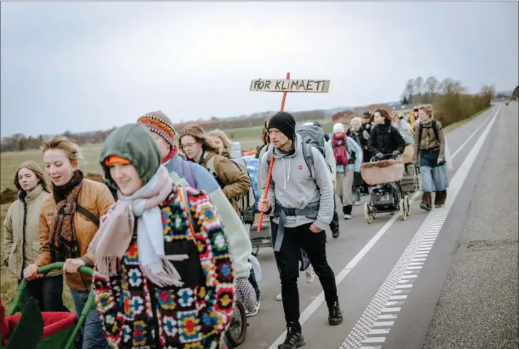  ?? ?? Mikkel Olesen fik selskab af en gruppe elever fra Eriksminde Efterskole på en del af ruten. Foto: Martin Thomas Ford.