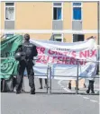  ?? FOTO: AFP ?? Der Bayerische Flüchtling­srat protestier­te gegen die Gründung des Landesamts für Asyl und Rückführun­gen.